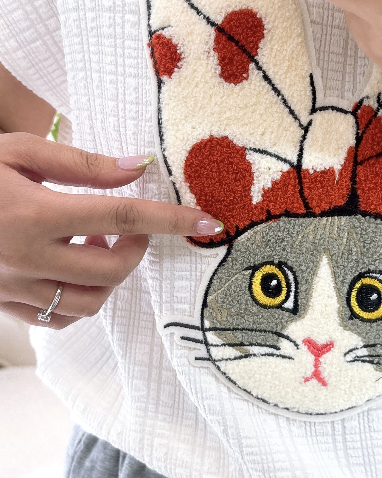 重工毛毛貓珍珠領上衣 2色