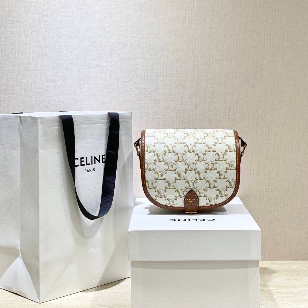 🔥大货实拍图 𝗖𝗘𝗟𝗜𝗡𝗘 ♥ 𝗧𝗥𝗜𝗢𝗠𝗣𝗛𝗘 𝗖𝗔𝗡𝗩𝗔𝗦 𝗙𝗢𝗟𝗖𝗢 马鞍包在IT Bag的世界里总是占着一席之地，经典百搭 经得起时间的推敲，被喻为行走的气质神器 ，FOLCO流畅圆润的包身线条和凯旋门老花设计搭配老式旅行箱开口扣，让人轻松get俏皮复古摩登的画报女郎。 型号：191502 尺寸：18*17*6.5cm