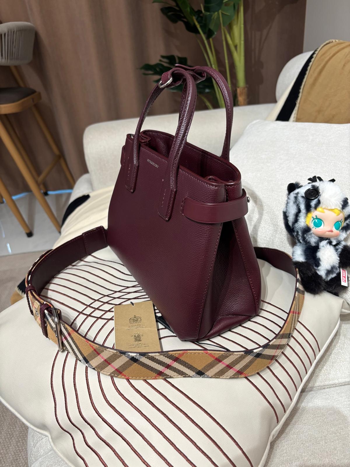Burberry shoulder bag wine calfskin 100%Authentic,95%new ✅塵袋