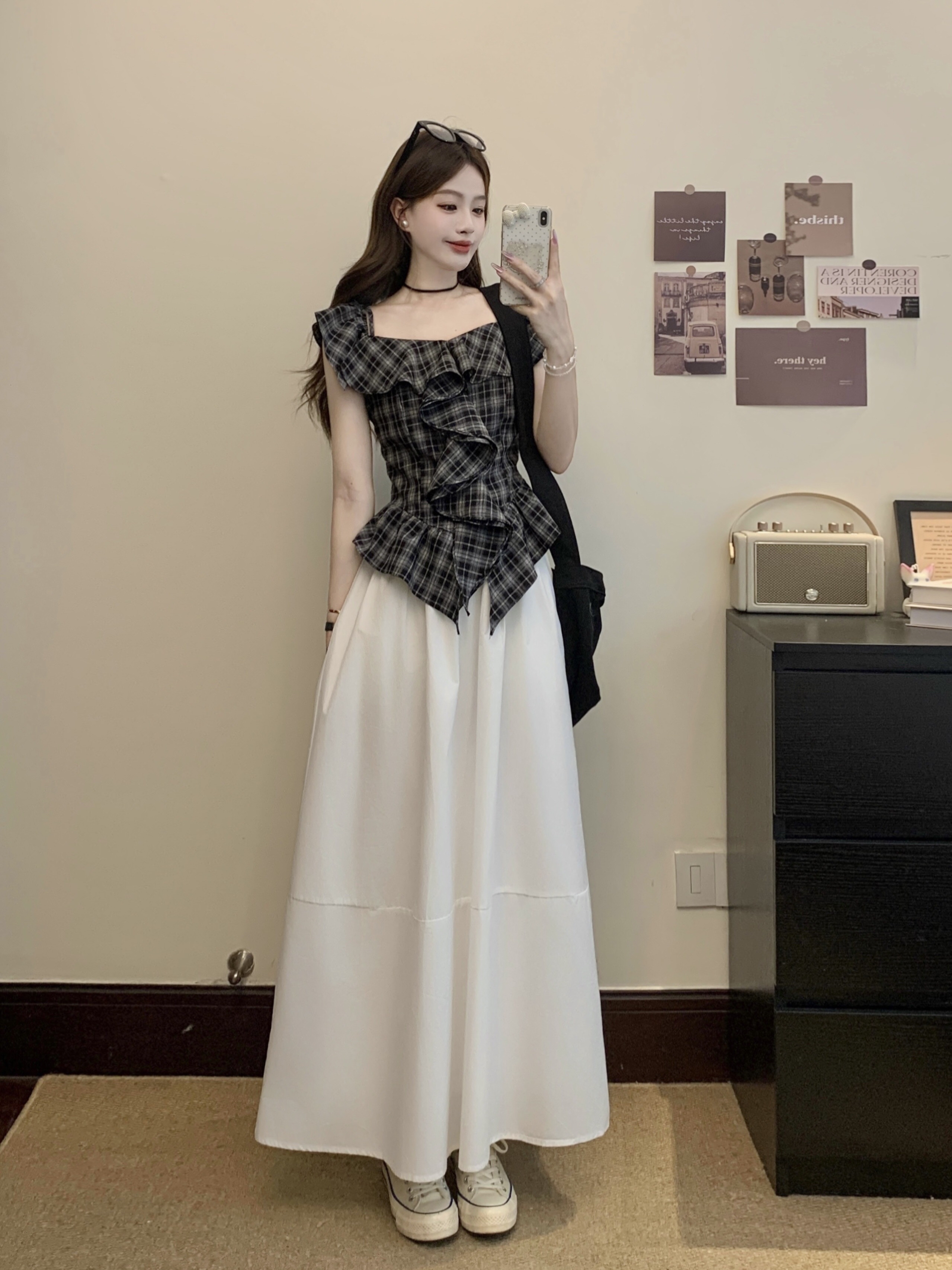 B32(1991) 韩系格纹前部荷叶一字肩吊带黑上衣与白长裙套装