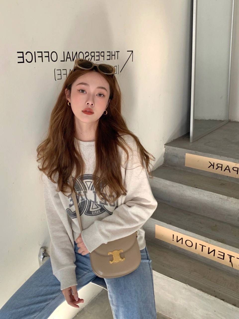 🔥大货实拍图 𝗖𝗘𝗟𝗜𝗡𝗘 ♥ 𝗧𝗘𝗘𝗡 𝗕𝗘𝗦𝗔𝗖𝗘肩带马鞍 型号：110413 尺寸：18.5*16*6cm 𝗖𝗘𝗟𝗜𝗡𝗘 𝟮𝟮秋季最新款Teen Besace凯旋门系列手袋，更俏皮活泼的包身设计与凯旋门金属标志完美结合，打造独一无二的时尚品味。