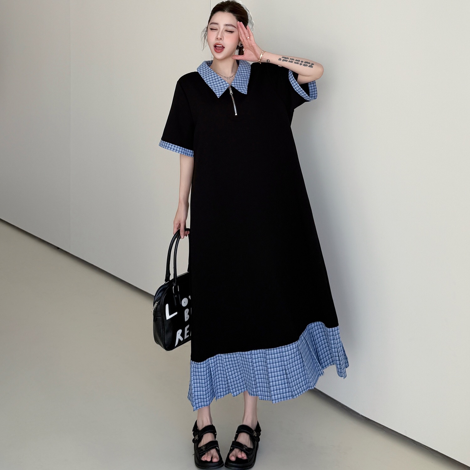 B283(61013) 韩系气质蓝格纹翻领与卷边袖与百褶下摆黑连身裙 