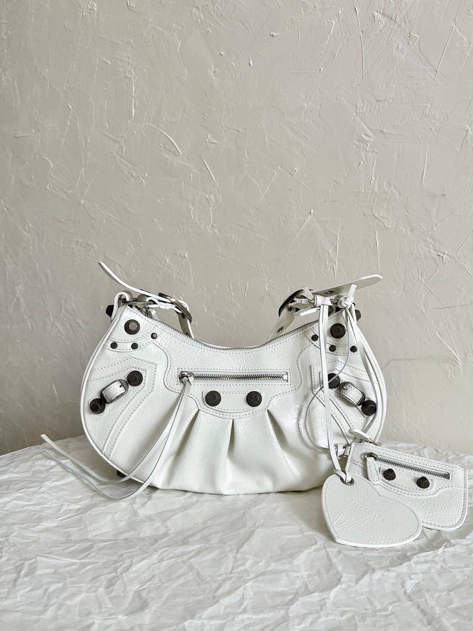 油蜡皮白银S/33cm🤍 Le Cagole半月包饺子包机车包 Wuhu！！让我重拾就对机车包的爱 半月弧形的包身，保留了软踏踏的皮料感 还有叮叮咚咚的流苏小钱包挂饰 最最让我欢喜的是多了面♥️小镜子！ 全方位细节拿捏住了～👌🏻 xs小号：26×16×10cm671309m s中号：33×16×8.4cm671307m