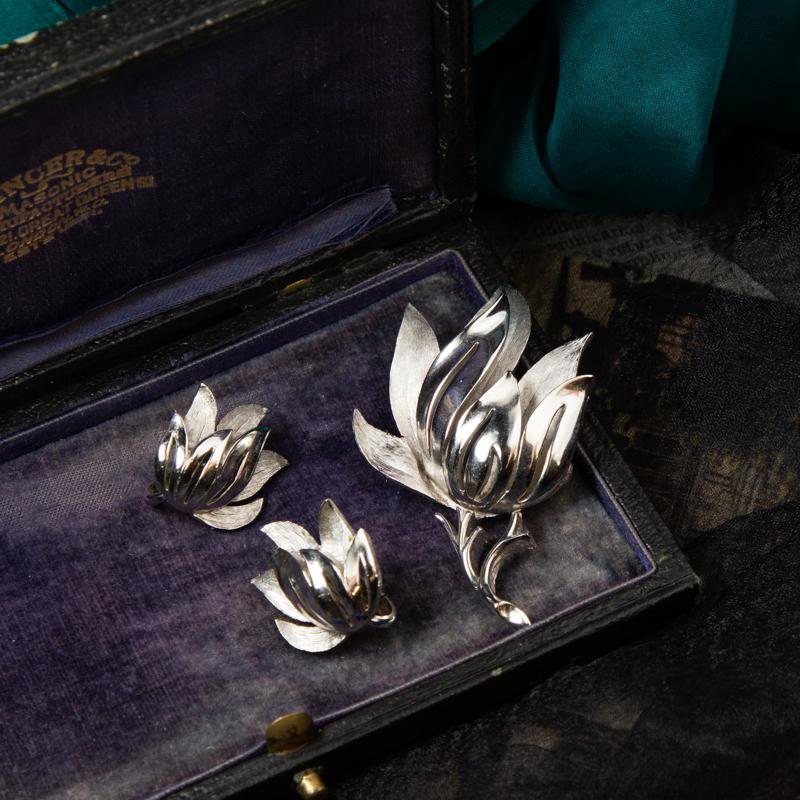 1950-60s Crown Trifari Shiny and Brushed Silver Floral Jewelry Set - Brooch and Clip on Earrings (MN218)