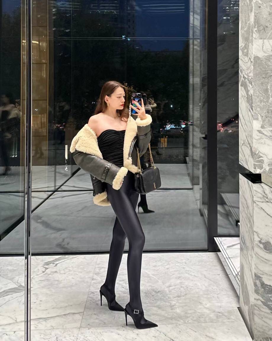 ys1 jamie羊皮链条包小号黑色🖤 比起大号，小号是更日常的小可爱 他们家的包基本都是用的小羊皮 小羊皮和皮肤接触的质感真的不是其他皮可以比的 非常柔软，非常舒服 我觉得翻盖包比拉链包要好用 一翻一盖一取一放，行云流水 小号的尺寸完全是按照黄金比例来的 不挑身高身形，真正的优雅且大方～ 我们家没有zp真的不可能会开发 品质你们看对比图就好 代购级可不是说说而已哟！ 25×16×7cm763475m