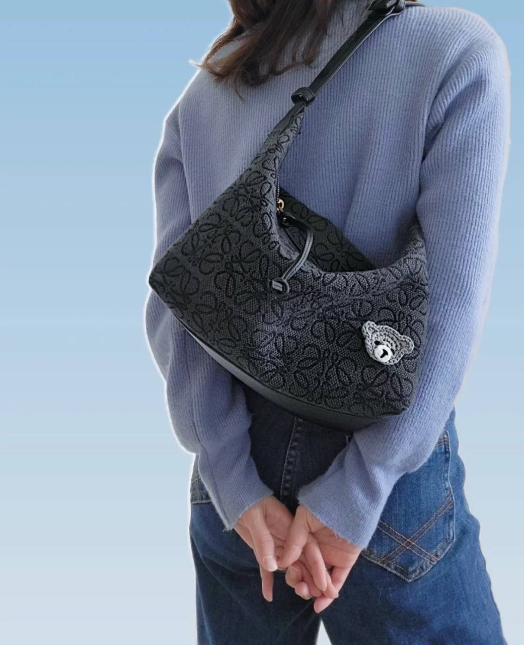 * 𝘊𝘶𝘣𝘪 𝘈𝘯𝘢𝘨𝘳𝘢𝘮 提花布手袋✌️ 大号尺寸:27-17-22cm（顶部宽处34cm） 编码:062102 黑色【配全套礼盒】 包包面料挺括度适中，没有固定形状 ，背上出门慵懒氛围感十足😘，肩带可以调节，伸缩至腋下背，单肩，手拎皆可