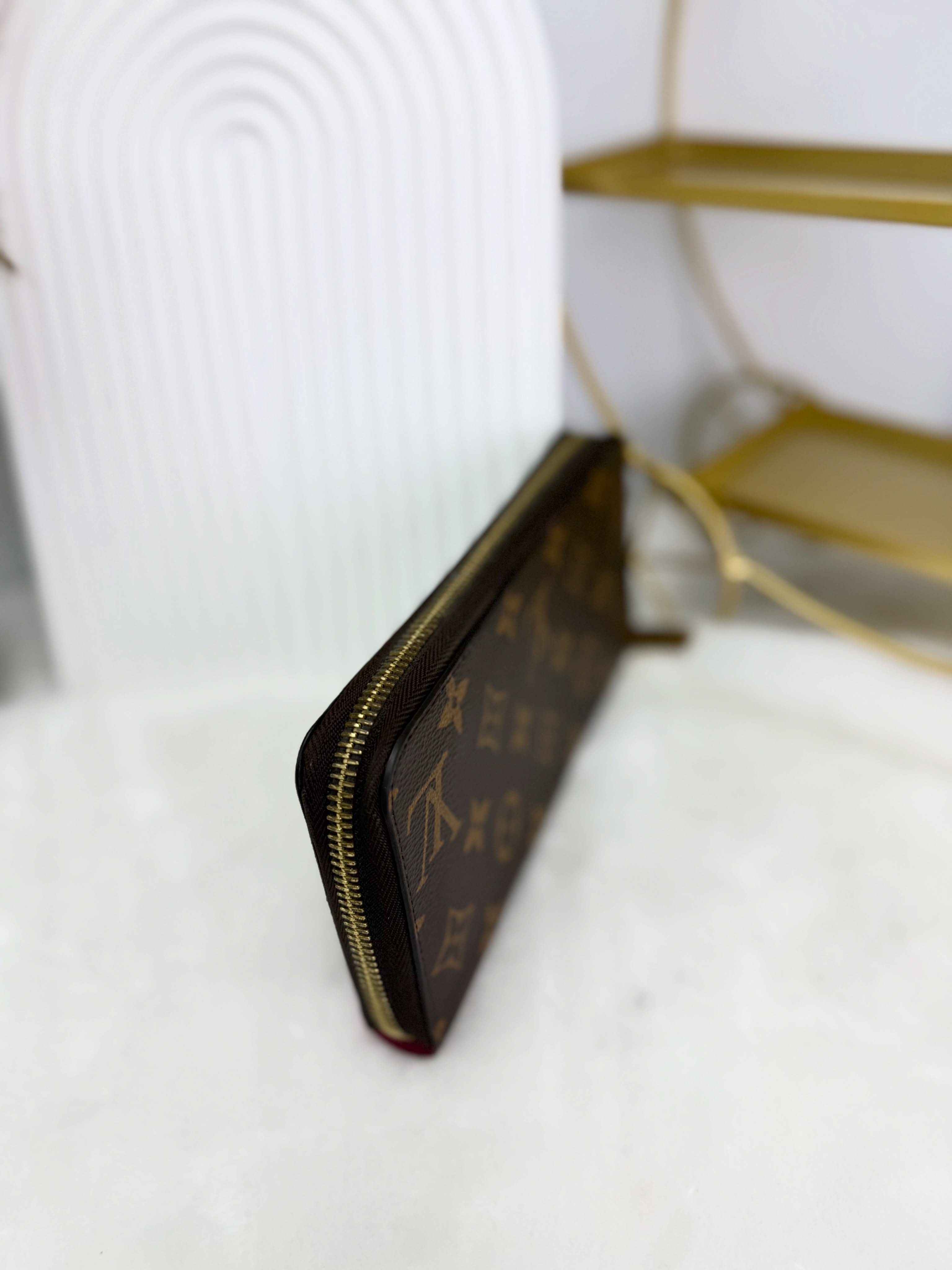 👜 PRE OWNED 🛍️💙限量版 塗鴉長銀包Christmas Animation - Evasion Collection🩷
