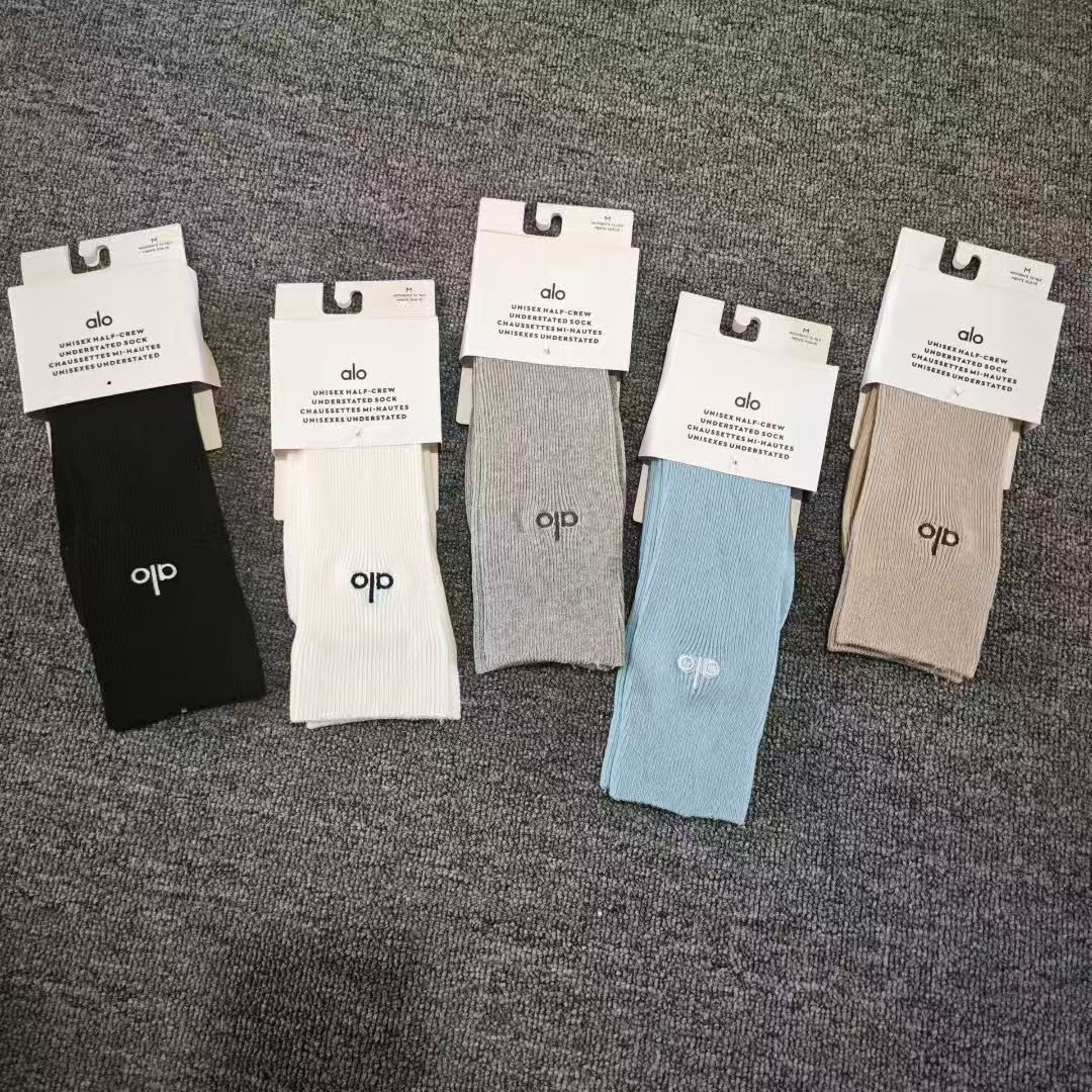 Alo Yoga Crew Yoga Socks  中筒纯色運動襪（一套3對）