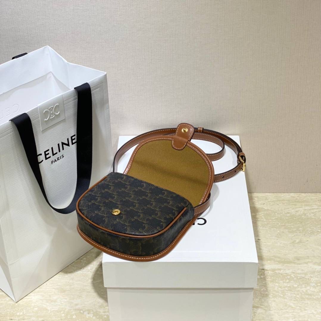 🔥大货实拍图 𝗖𝗘𝗟𝗜𝗡𝗘♥𝗧𝗥𝗜𝗢𝗠𝗣𝗛𝗘 𝗖𝗔𝗡𝗩𝗔𝗦 𝗕𝗘𝗦𝗔𝗖𝗘 嗨～复古老花yyds新草报道～圆滚滚的小马鞍很是讨喜🤩～ 型号：196702 尺寸：15*11*4cm 关于放手机这个问题，iphone 12 pro妥妥的放得下哦！还可以再放下卡包钥匙！话说现在姐妹们的手机大多都是捏在手上的吧😂所以更不成问题啦～