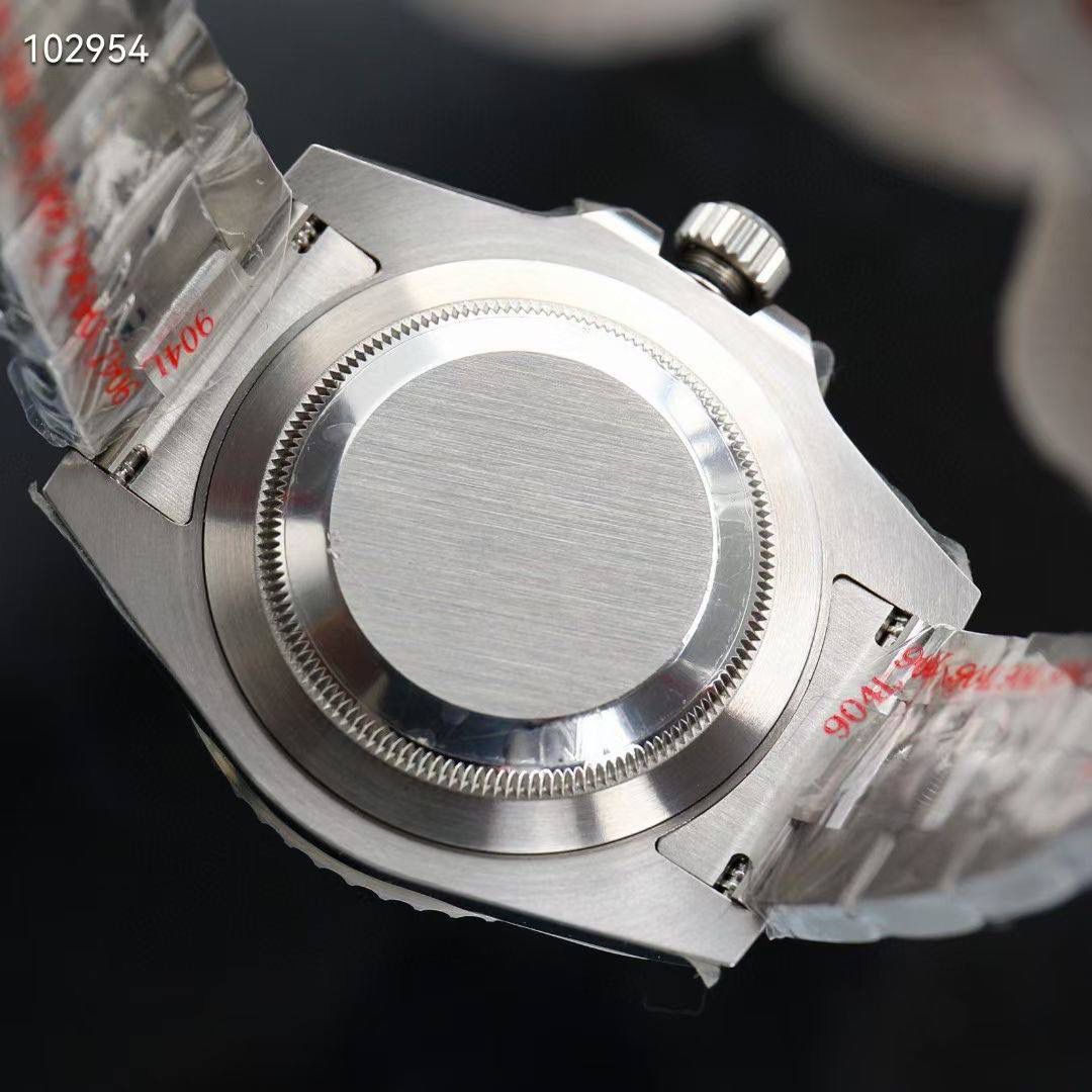 【官网最新 同步更新】 【新品上架 势不可挡】左撇子 “新里程”突破疆界与时具进2022年格林尼治型GMT Ｖ4 升级版黑绿陶瓷圈电镀白金 +上精致字面表盘电镀白金还原原装品质 显得更加靓丽 震撼上市 钢材采用正宗的进口904L原材料锻造打磨等工序而成，坚持不以普通钢材鱼目混珠的承诺，同步原装搭载3186/2836机-全自动机械机芯，走时精准稳定，专业测试检查，零返修！体现在于如下：1：和原版一样的GMT双时区表针在底部时针上面的第二层，🎮 由下到上的顺序为：时针-双时区针-分钟-秒钟。2：和原版同样通过调试时针快跳调整日历的功能。 3:直径：40mm专用防刮花蓝宝石镜面，“表盘夜光丁采用白金电镀，”更加靓丽高质感，超强夜光效果显示，几乎原装一致，真正王炸 突破技术壁垒 同步原装把头皇冠垂直向上，防水性能超好！🎮