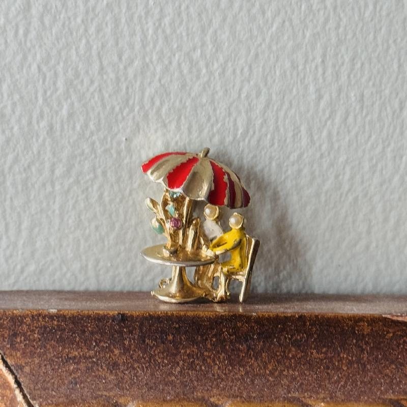 Rare! Vintage Dainty Couple under Parasol at Restaurant Brooch （MT2217）