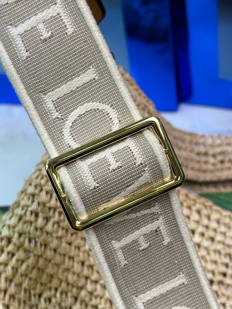 🎈𝙋𝙖𝙪𝙡𝙖 𝙞𝙗𝙞𝙯𝙖 迷你酒椰草编包𝙎𝙡𝙞𝙩🧺 ——【黑色拼色到货‼️】 面料：进口拉菲草/牛皮 尺寸：𝟑𝟎-𝟖-𝟑𝟎𝐜𝐦 编码：652405 （下单须知：由于天然纤维材料特别，带毛刺，日照时间长短不同，颜色略有变化，纯手工编织制作而成，每一只都独一无二，每个包的尺寸也有所不同‼️完美主义者慎入⚠️） 👉🏻此款草编包由纯进口拉菲草叶手工编织制作而成，搭配有一条可拆卸的刺绣宽肩带，可斜挎/肩背/手提等多样化背法❤️时尚清新，软塌不定性，慵懒又随性，夏日出行必备‼️