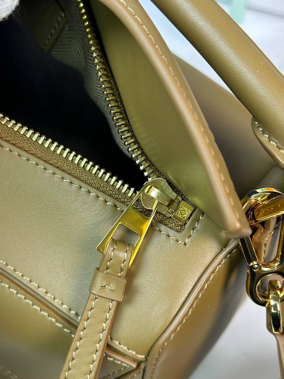 🅰️小号 𝗣𝘂𝘇𝘇𝗹𝗲最新版本❤️ ——（缎面/织带款） ✅经典拼图系列，不规则立体几何设计，最具辨识度的立体廓形和几何美学，顶级进口小牛皮搭配德国沙菲线，独家定制五金，𝗬𝗞𝗞拉链拉头 ✅容量超大，颜值高，四季百搭，新款自带可拆卸𝗟𝗢𝗘𝗪𝗘织带宽肩带‼️ 尺寸：𝟐𝟒-𝟏𝟎.𝟓-𝟏𝟔.𝟓𝐜𝐦 款号：061609织带橡木棕