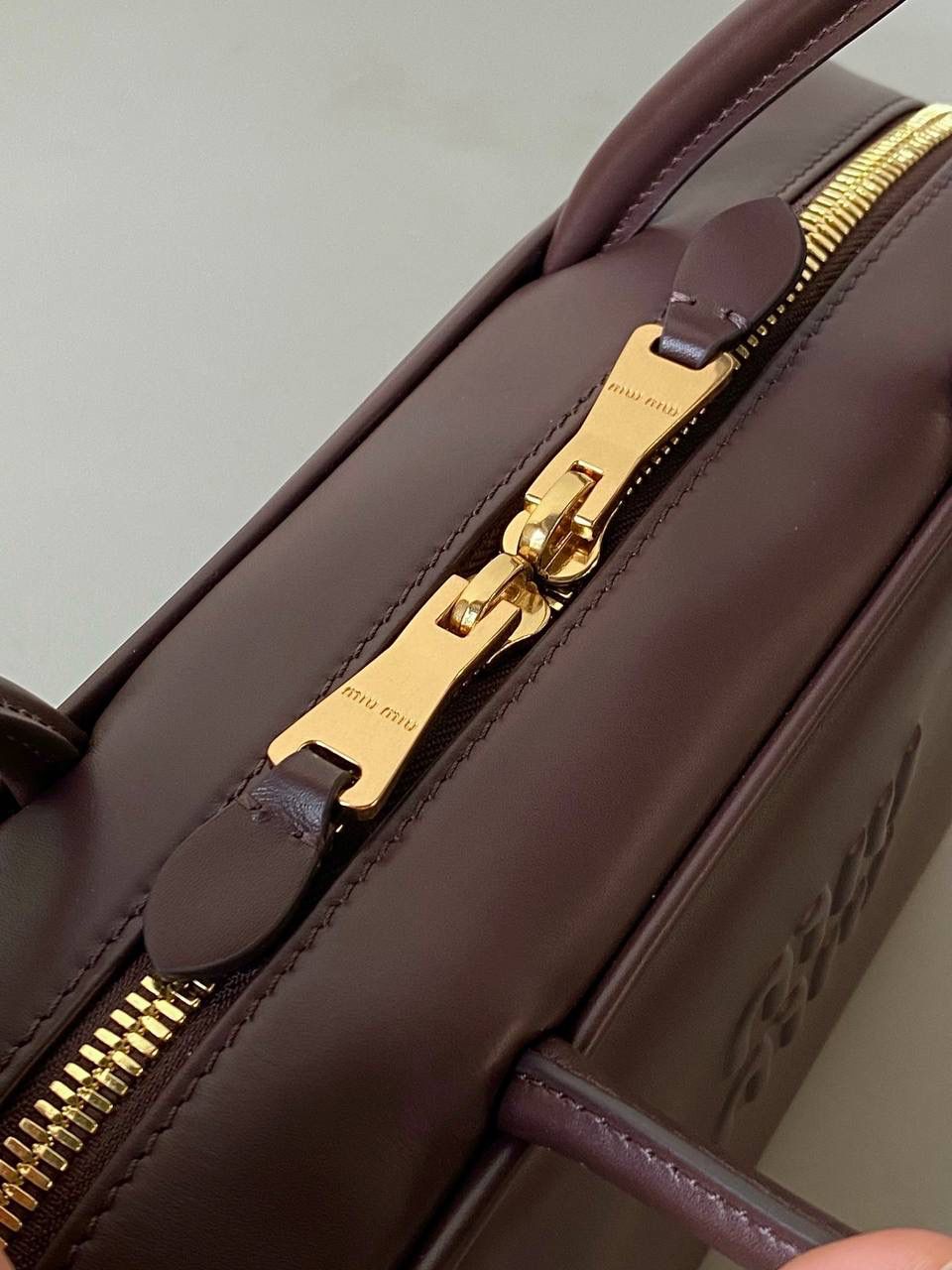 🈶石南木色 | 小号 𝗠𝗶𝘂𝗠𝗶𝘂公文包，大爆款 谁懂啊！小号也太好背了 今年九月份新推出的新尺寸❗️小个子的大福音哇！ 大号hold不住的姐妹，这个号就非常合适了！ 手拎肩背都刚刚好，小巧又不压个子 小号：18×30×9cm #F0020m 大号：23x34x10cm