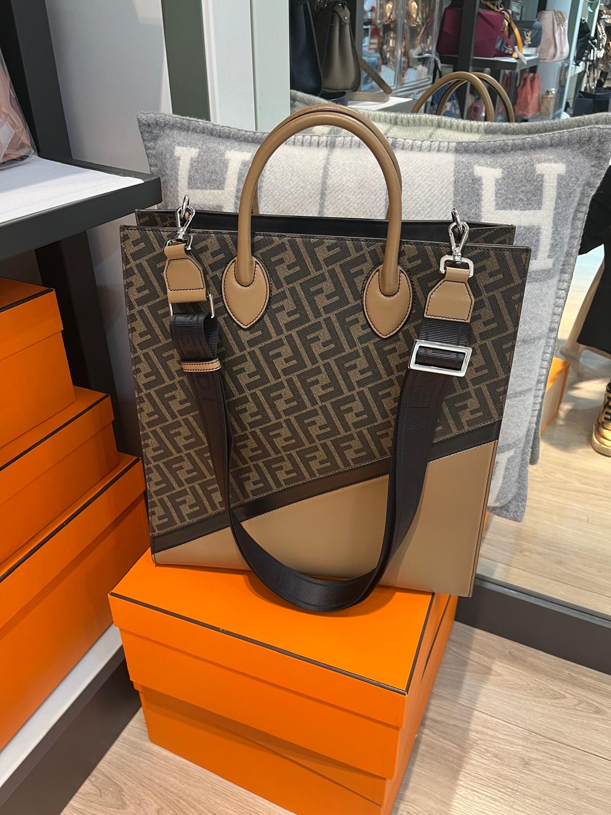 Fendi tote two way bag 100%AUTHENTIC ,98%new ✅dust bag✅strap 