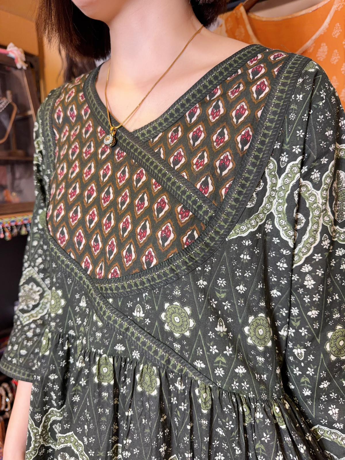 Forest Green Overlap 4-Cake Tier OP 50" #1457