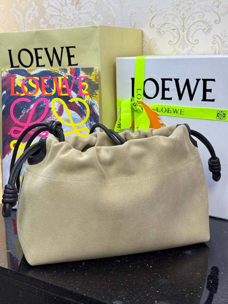 🎈中号链条款𝙁𝙡𝙖𝙢𝙚𝙣𝙘𝙤 𝙋𝙪𝙧𝙨𝙚磨砂皮 ——【杏色】 尺寸：𝟯𝟬-𝟭𝟬.𝟓-𝟮𝟬𝐜𝐦 编码：012403 【配全套礼盒】 👉🏻延续福袋收缩绳褶皱设计•羊皮包身手感细腻柔软❤️ 👉🏻链条肩带➕皮肩带的双肩带设计•时尚百搭•给足了集美们多样化的选择。肩带可拆卸可调节•磁扣开合•正面烫金𝙇𝙤𝙜𝙤•呈现出高贵典雅的视觉感😍 👉🏻独家背景➕独家品质➕独家全套砖柜礼盒套装•市场高端品质皆在我手✌🏻