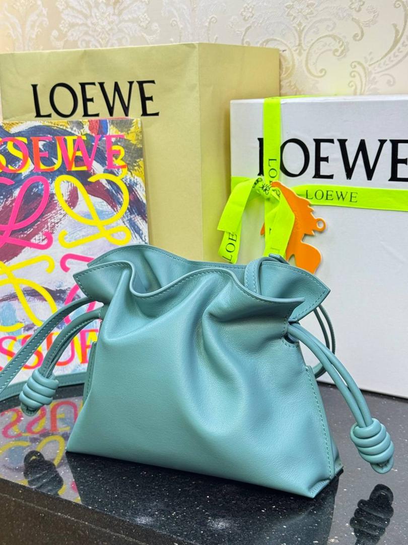 🎈全新升级—迷你烫金款𝙁𝙡𝙖𝙢𝙚𝙣𝙘𝙤出货啦✅ ❤️升级版福袋正面新增品牌烫金𝙇𝙤𝙜𝙤代替压印𝙇𝙤𝙜𝙤，肩带加宽同时增加两侧狗扣五金代替原本皮穿扣肩带，精致又便捷🥰 ❤️独家定制皮料五金，小牛皮皮质手感十分柔软且耐用，肩带🉑拆卸🉑调节，多种背法任你选择，容量超大，日常出行必备😍 ❤️独家品控，完全对版细节，全套礼盒🎁包装给你满满的仪式感🥰 迷你尺寸：𝟐𝟑 𝟗-𝟏𝟖-𝟗𝐜𝐦 款号：052030 水蓝色【配全套礼盒】