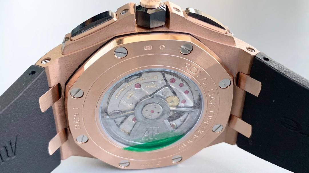 爱彼皇家橡树离岸型🔥💯横空出世。引用全新的彩色陶瓷锻造技术，表壳与圈口的选料，不惜重本使用日本进口的氧化锆，无需任何颜料，以超高的压力与超高的温度锻造，形成超高密度的彩色陶瓷，再经过百里挑一，确保每一个成品都与原版毫无色差！CNC级别的打磨，将整一个表壳的边边角角完美处理，即使陶瓷，也做到毫不割手。圈口的拉丝，经过顶级的打磨技术，做到每一丝每一线都毫无断续，每一颗六角螺丝都与表框处在同一平面，拒绝一丝一毫的凸显与凹陷，诠释了何为顶级的复刻工艺！