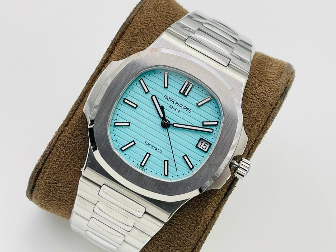 真正的王炸百达鹦鹉螺5711蒂芙尼蓝！百达联名Tiffany全球限量款！鹦鹉螺推出升级原版机无噪音刻字版。😍🤩 详细升级解读: 1.升级机芯全部精雕刻字，清晰不磨损，纹理做到极致。 2.升级自动陀片，采用瑞士超精密轴承，业界史无前例的安装陀片工艺。做到百分百降噪音。 3.原版机芯，无假夹版，无假摆轮，无假红宝石。完整的复刻出3.3毫米的绝版高品质324SC机芯. 4.升级表盘刻度夜光超亮，而且整体做到和谐一致同步亮度。 5.鹦鹉螺经典蓝盘，目前改进与正品一致的颜色，秒杀其他工厂的表盘细节和做工。 6.日历窗口每一只手表做了水平正位，不出现偏斜遮挡。 7.把头调节档位顺畅度的多次调试，调试到最佳状态。使得升级版手雷调校时间和上链的手感畅顺！ 8.升级了整个手表厚度8.3毫米，完美实现全网最薄机械表，等同原装厚度。佩戴起来舒适无比。 9.重点强调324Sc机芯顺时针调日历，也就是由上往下调日历。注意辨析和正品一致。 10.调节时间的时候，拉表冠二挡。大秒针是不停止的。和正品也是一致。