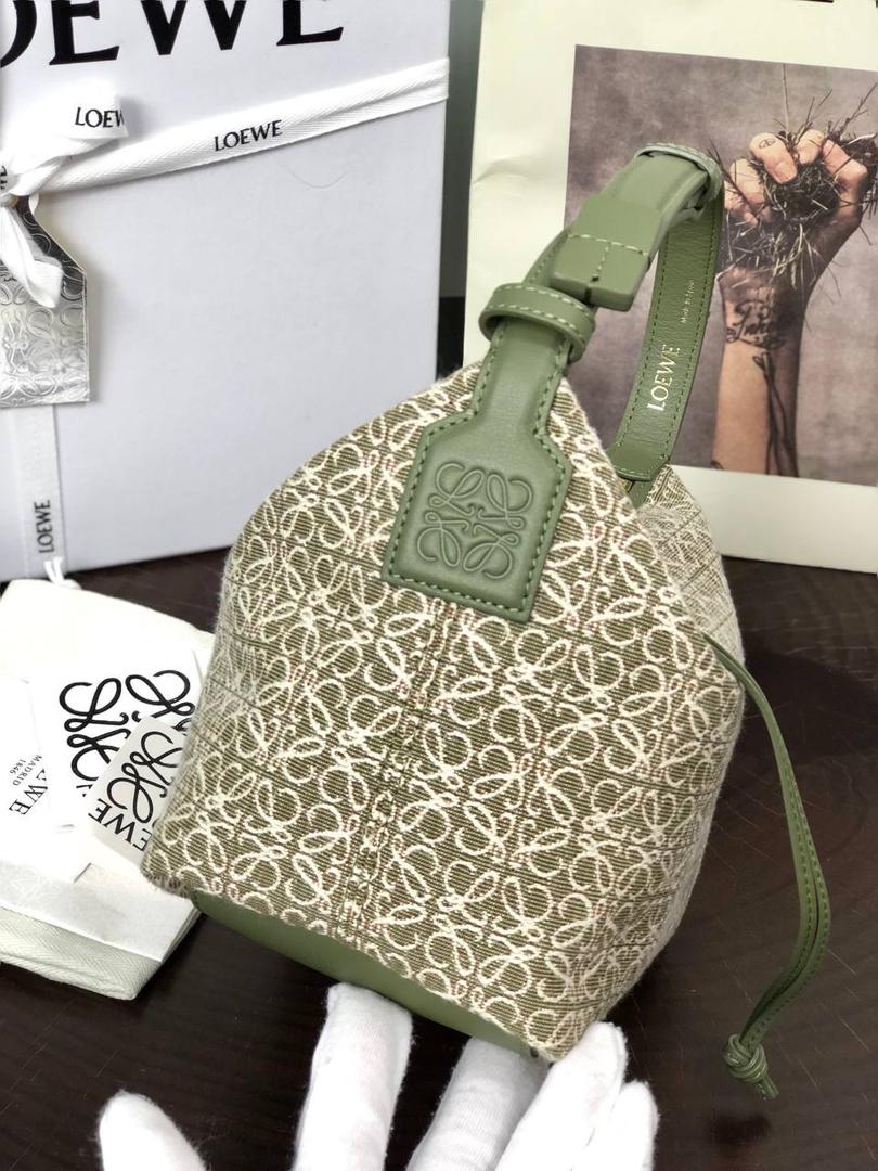 * 𝘊𝘶𝘣𝘪 𝘈𝘯𝘢𝘨𝘳𝘢𝘮 提花布手袋✌️ 小号尺寸:21-12-17cm（顶部宽处25cm） 编码:652104牛油果绿/提花布 包包面料挺括度适中，没有固定形状 ，背上出门慵懒氛围感十足😘，肩带可以调节，伸缩至腋下背，单肩，手拎皆可