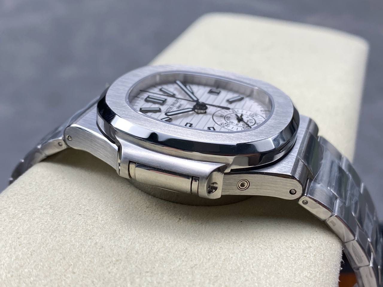 V2版真功能🌐真小秒！3K工厂 百达翡丽鹦鹉螺5980/1A-014多功能计时腕表V2版本，真小秒、真功能！【表壳】腕表尺寸40.5毫米，同正品一致的枕型表壳采用正面拉丝，侧面抛光的两种工艺组合，层次感分明，质感十足。尽显精湛工艺。【表带】采用原装表带一比一量身打造，每节表带的中央抛光部位，都能呈现钻石的形状，尽显高级质感。【机芯】3K厂采用定制版PP.CH28-520机芯，完美还原正品，时分秒，日期，和计时大秒功能。欢迎各位表友品鉴🌐