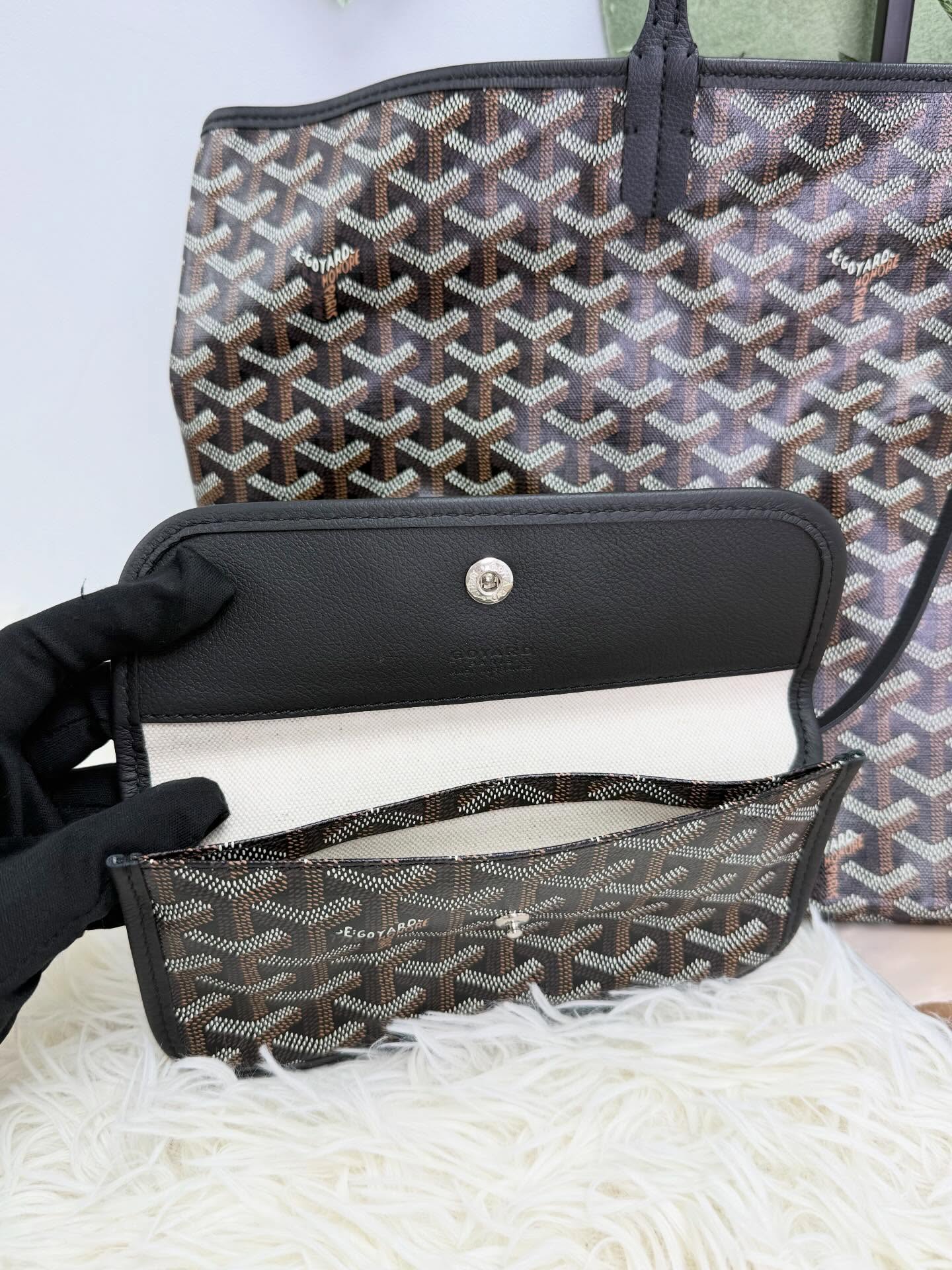 Goyard🤍未使用品 Pm size Sanit Louis 🤎  SIZE : 34*14*27cm  配件 -塵袋🫶🏻  優惠價 $10980  #AOAOCAVECHANEL🫶🏻  #收袋王  喜歡的話快點pm/whatsapp 我們💓 銷售熱線51111 321（whatsapp)  我們服務包括有：手袋飾物回收、手袋置換(一換一、一換多也可以） 、專業手袋鑑證、專業手袋護理 Is 購買方法 🏢親臨門市 荃灣南豐中心15樓1521室（荃灣地鐵站a出口1分鐘到）敬請預約 ❤️只賣正品正貨，任驗💓🫰🏻 ❤️‍🔥本店為香港註冊公司絕對真貨，信心保證👍🏻 🫰🏻本店設有鑑證服務，有駐場鑑證師  ✨歡迎追蹤我哋各個平台緊貼最新優惠x貨品🔥😍 👇🏻👇🏻👇🏻👇🏻👇🏻👇🏻👇🏻👇🏻  ⭐️Instagram: aoaocave  🌈Facebook: aoaocave收袋王  🔥Carousell: acluxuryhk  👆🏻👆🏻👆🏻👆🏻👆🏻👆🏻👆🏻👆🏻  ___________________________  Disclaimer🫰🏻All trademarks and copyrights are reserved to the original brand holders. @AOAOCAVE sells only authentic goods and is not affiliated with any of the brands mentioned.  @AOAOCAVE 跟任何品牌無關，而且沒有持有任何品牌資版權，亦沒有與任何品牌合作。所有商標及版權歸屬於品牌坊所有，帖子只作分享用途。  #aoaocave #手袋回收