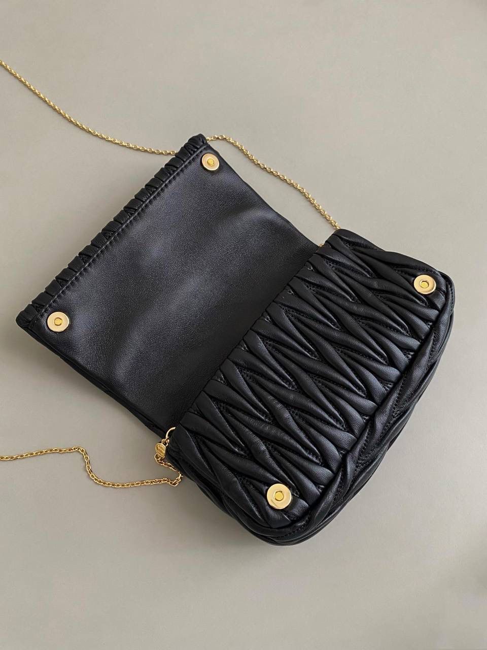 🈶黑色 𝗠𝗶𝘂𝗠𝗶𝘂 𝐰𝐨𝐜链条包 咱就是说是不是不止我一个人喜欢这款链条包⛓真的好好看！精致的一塌糊涂，当一只手拿包也能彰显气质 我们用的是进口小羊皮！非国产皮料 肉眼可见的细腻，软软糯糯触感非常好！ 他家经典独特的褶皱工艺，是要有一定厚度 底料太薄了都做不出它的饱满 弹性 更不是市场通货干瘪瘪的褶皱，实在太假 我们新合作的老师傅在这细节上扣的很认真 一缕一折都有zp的神韵，且做到对版！！追求高品质的来 18×9.5×4cm #F0003m