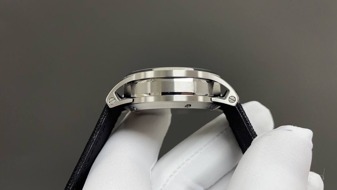 🚀皇家橡树26048离岸型41爱计时机械腕表💯 1.壳套按照原装开模多道工序顶级处理 2.一体字面立体工整的盘面“饼干纹理”和原装一模一样 3:316精钢表壳原装开模细节经过多道工序的打磨磨砂处理 4.7750机芯9字位小秒走时精准 5.表镜选用进口防眩水晶蓝宝石玻璃镜面 6.表带搭配进口意大利小牛皮以及帆布皮带，表扣实用原装针扣，尺寸41mm，爱彼入门级强烈推荐，精品打造