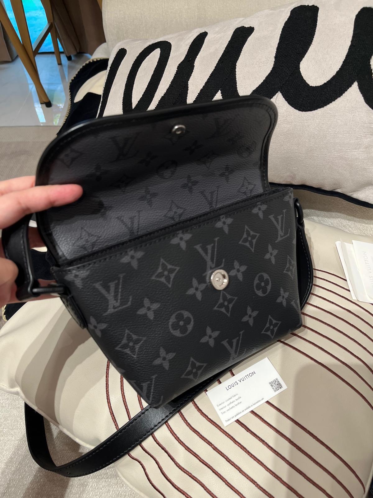 LV Pulse Wearable Wallet M12806 100%Authentic, 98%New ✅收據✅Dust bag