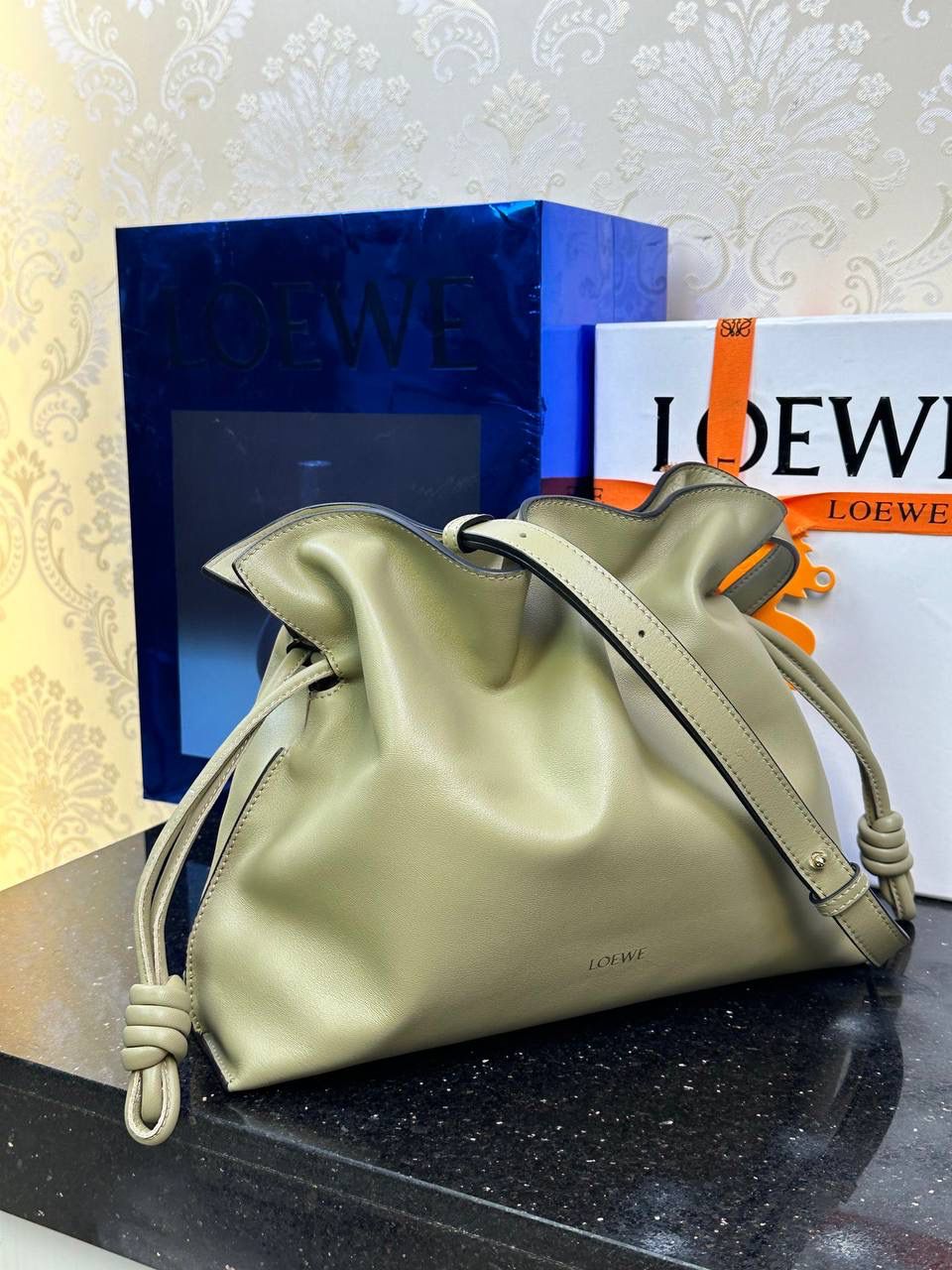 全新升级—中号𝙁𝙡𝙖𝙢𝙚𝙣𝙘𝙤出货啦✅ ❤️升级版福袋正面新增品牌烫金𝙇𝙤𝙜𝙤代替压印𝙇𝙤𝙜𝙤，肩带加宽同时增加两侧狗扣五金代替原本皮穿扣肩带，精致又便捷🥰 ❤️独家定制皮料五金，小牛皮皮质手感十分柔软且耐用，肩带🉑拆卸🉑调节，多种背法任你选择，容量超大，日常出行必备😍 ❤️独家品控，完全对版细节，全套礼盒🎁包装给你满满的仪式感🥰 中号尺寸：𝟑𝟎-𝟐𝟒.𝟓-𝟏𝟎.𝟓𝐜𝐦 款号：052028 黏土绿/新【配全套礼盒】