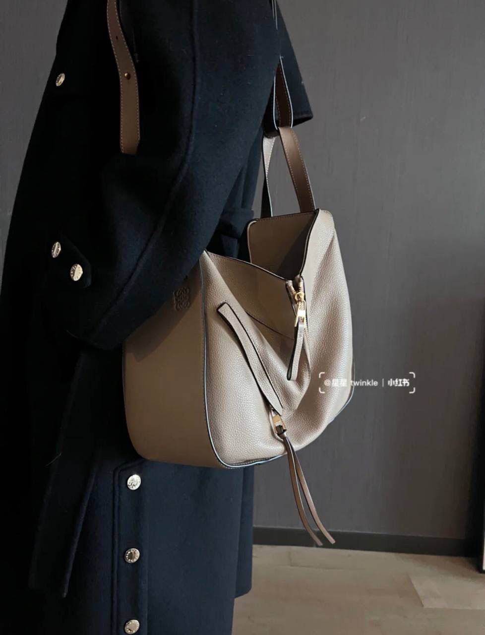 *小号𝘏𝘢𝘮𝘮𝘰𝘤𝘬吊床手袋 （荔枝纹/ 米杏） 尺寸:30-14-25cm 编码:688785【配全套礼盒】 带有柔软侧面包身的多功能手袋，容量大，可自由变换，多种背法，肩带可拆卸调节（斜背、侧挎、单肩、腋下、手拎…）内部钩扣封口，两个内部插袋，人字纹棉纺布衬里，Anagram压纹💕💕