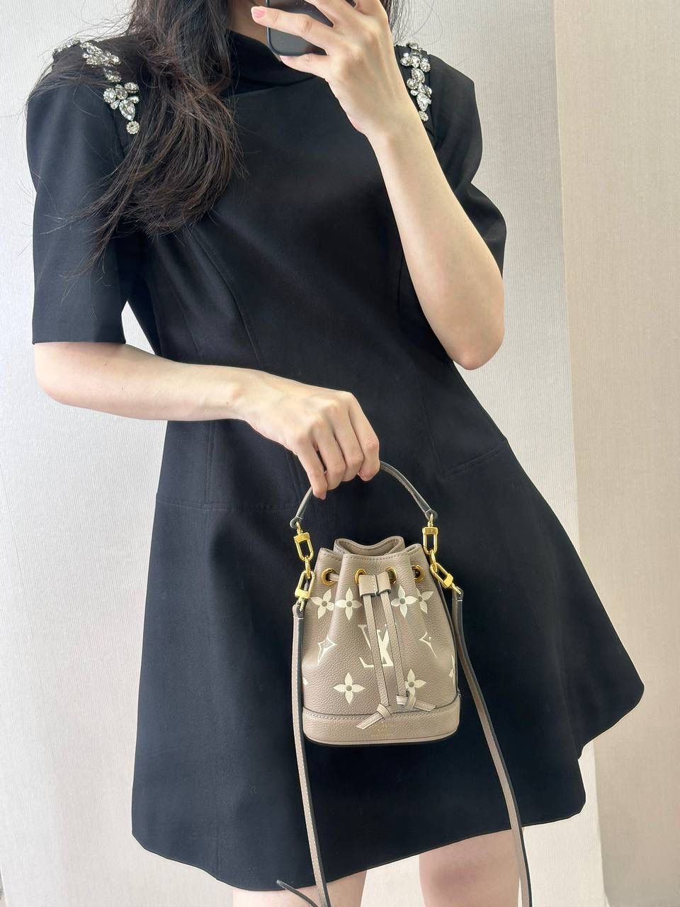 Nano全皮小水桶👜✨ 今天这款nano水桶包更是火出圈的节奏！不仅可以手提，更可以调节肩带!! 原厂进口牛皮➕撞色老花压纹，东西都是独一无二 的正，包型也是堪称万年经典 经典中的经典 💕 尺寸：13-9.5-16cm