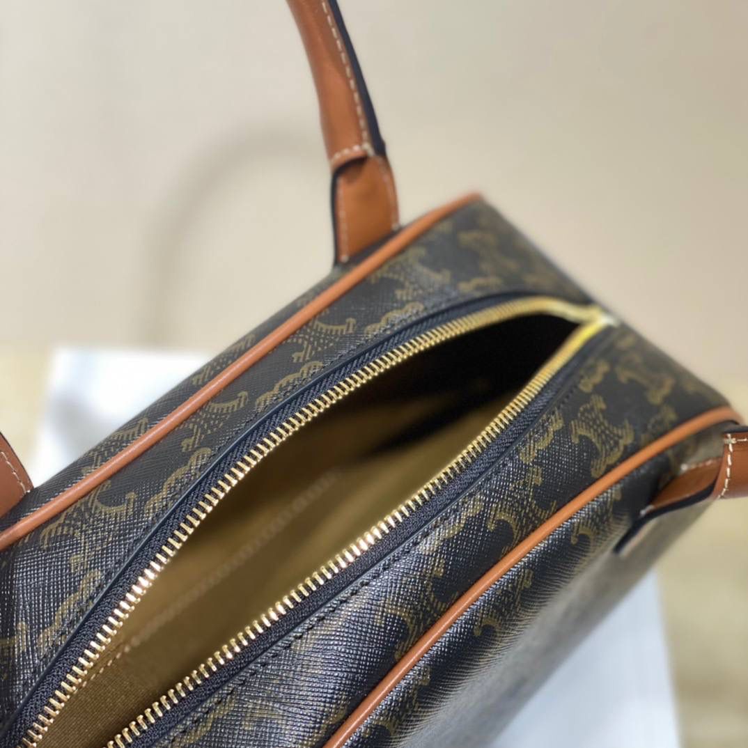 🔥大货实拍图 𝗖𝗘𝗟𝗜𝗡𝗘 ♥ 𝗧𝗥𝗜𝗢𝗠𝗣𝗛𝗘 𝗧𝗘𝗖𝗞𝗘𝗟 型号：197402 尺寸：31*14*10cm 钟情于CELINE的原因之一，可能就是因为她有着吸引人的百变感，不管是平时上班通勤，还是约会聚会，上身都很百搭而且很给整体气质加分，一点儿都不挑场合，能跟我的每一套搭配都融合的很微妙。