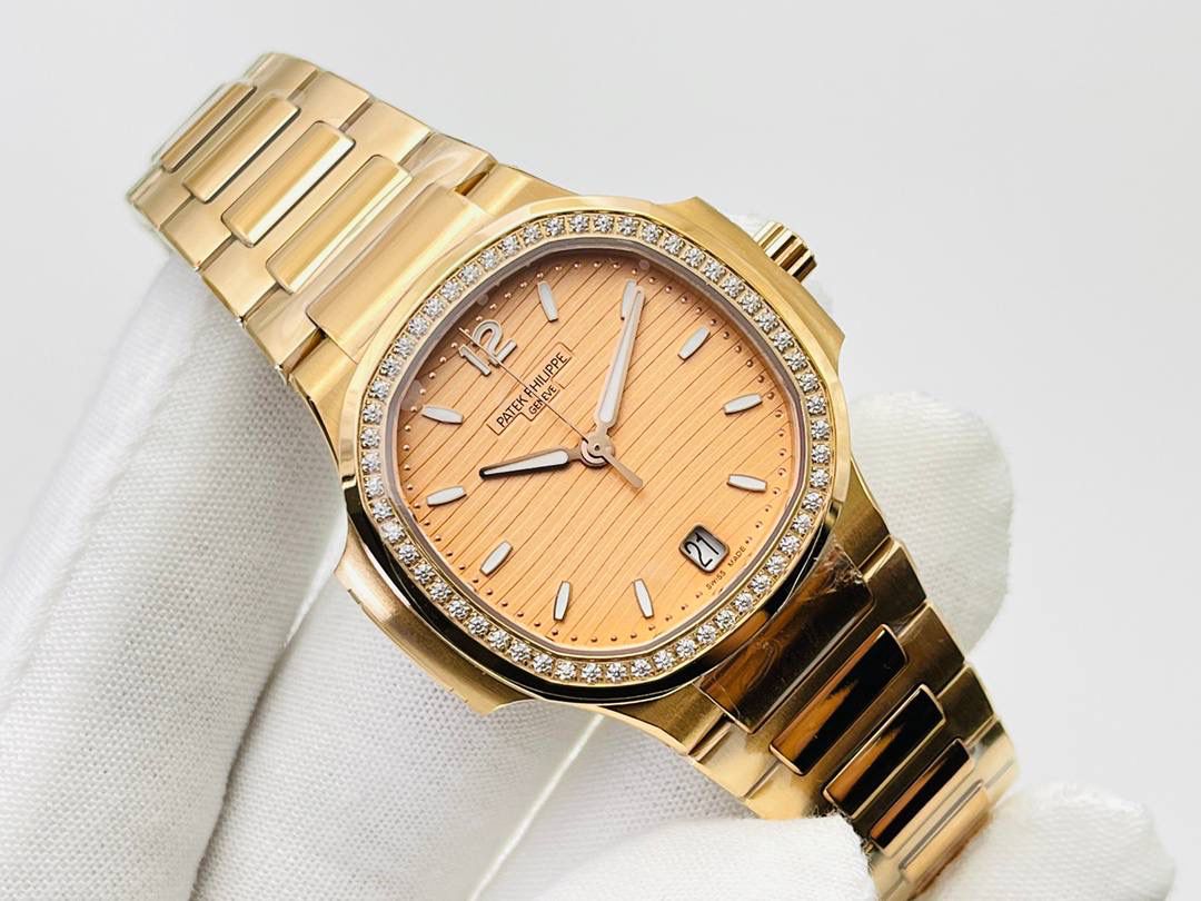 百达翡丽鹦鹉螺女款腕表PP7118强势来袭！ “324”机芯最高版本““到货”” 唯一媲美正品的副本！ 正品完美互换真正Cal.324C一体29钻机芯！ 全新订制版百达翡丽专Cal.324SC自动上链机芯。史无前例厚度和正品一致完全实现。整机根据真正的Cal.324SC机芯设计-1:1尊重原厂设计，傲视市面上一切副本百达翡丽。 机芯尺寸“27.0mm”厚度“3.3mm”动力存储“45小时”数据正品一致！ 腕表尺寸34MM，厚度8.3MM，全网最薄！ “没人能拥有百达翡丽，只不过为下一代保管而已。”