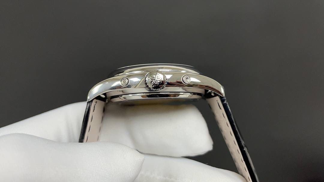 🌐新款到货🌐 百达翡丽最热门款式，PP复杂功能计时系列5146R 5147。功能方面的巧妙构思，外观上的合理布局，以及优越的机芯性能，无一不体现出百达翡丽大师们的独特设计，一件经典的艺术品。 采用39mm表盘直径，高性能Cal.324自动机械机芯，具备年历，日期，月份和月相显示功能，提供了强大的时间衡量功能，表盘设计中心大秒针，是时间易于读取。 相信这样的一款腕表会是很多爱表人士所梦寐以求的，但是就如它水中月的意象一样，可遇而不可求，所以，如果有个机会出现在你面前，那么就好好珍惜吧。