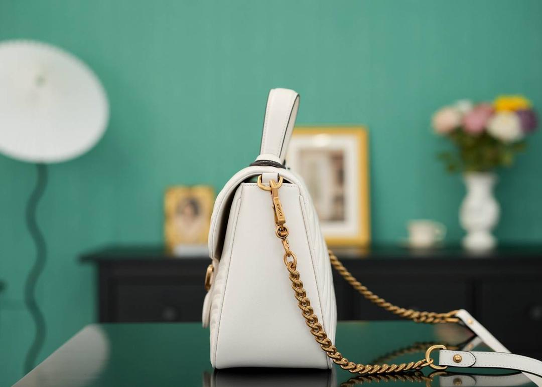 👜🔥Marmont系列绗缝手提包邮差包 白色 27cm （原厂皮 全铜五金） 正品售价,500 独家原厂皮发售 限量级别 意大利原材料开发，这个大小简直是最完美的尺寸，什么随身携带的东西都可以轻松收纳，能手拎也可以单肩斜挎，自重轻，超级百搭不挑人~白色温柔大气，好看极了！！！ 官方款号 498110 尺寸大号：27x19x10.5cm 小号：21x15x8cm