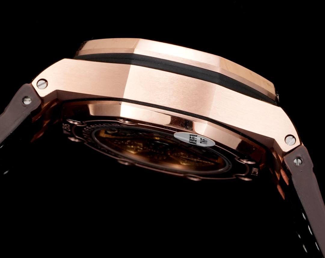 TK Factory皇家橡树离岸型26400/26238/26470系列正式登场！款式最全，做工最好的爱彼计时款腕表来了，有做工好的顶级货，廉价的小厂货就别去考虑了！ 1，机芯采用12位小秒的定制版3126计时机芯，完美还原原版所有功能。经过精密打磨，大大加强了其稳定性。 2，其中碳纤维系列表壳采用全新碳纤维复合材料——「Carbon TPT® B.4」打造，这种高科技材料比常规 Carbon TPT® 密度提高4%，纤维硬度提升15%，树脂强度提升30%，材料结构经过各项异性优化，保持轻盈同时无比坚韧，提供迄今最强的抗冲击性能。 3，字面颜色均采用目前最先进电镀技术，非几年前的简单喷漆技术。每一个巧克力格纹装饰，通过CNC级别打磨，无限接近原版。 4，同步原版搭载微微活动头粒，胶带采用进口氟橡胶材质，皮带采用美洲鳄鱼皮材质，更加耐磨耐造。