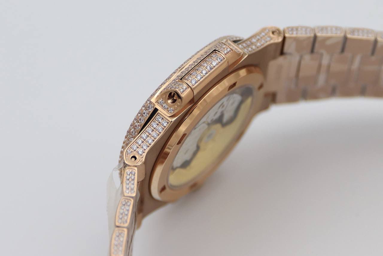 百达翡丽鹦鹉螺满天星V3版。少量到货！！！独家还原正品后镶钻。 全新修正V2版不足的四大细节： 1.表盘上12个条形刻度，根据原装5711字钉开模，效果保持了跟原装一致的黑油条形夜光刻度。 2.全新定制原版324机芯，V3版本机芯摆轮位置与原装一致，CNC数控技术打造机芯夹板，深度洗花和刻字，效果保持了原装应有的细节，机芯结构还原度极高。 3.表带升级还原正品后镶钻侧面表带镶石工艺：挑战难度极高百达翡丽鹦鹉螺侧边镶钻表带R8制表师历练数年多次，尝试过无数种加工工艺，即使再难也有破釜沉舟的心态，如今终于大功告成，还原正品后镶钻效果，是目前唯一可以做到表带侧边镶钻工艺。 4.指针升级：秒针中心点升级为针轴秒针。 （让你体验最奢华百达翡丽鹦鹉螺）