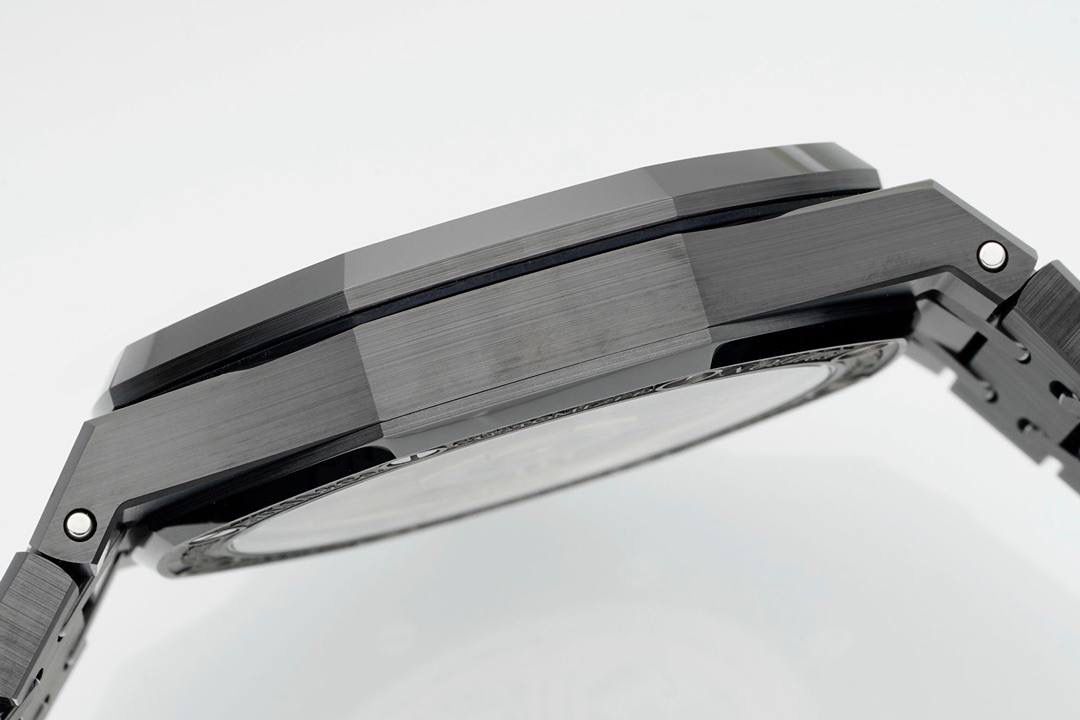 🚀新品爱彼15500全陶瓷款式全新到货，凭借陶瓷材质与cal.4302一体机复杂功能的结合，成为工艺与创新的典范，既延续了皇家橡树的经典美学，又突破传统材质限制，堪称现代高级制表的标杆之作💯 1. 陶瓷材质的优势 高硬度与抗刮耐磨：采用精密陶瓷（如氧化锆）制成，硬度远超不锈钢，日常佩戴不易产生划痕，保持长久光泽。 轻量化与佩戴舒适：相比金属材质更轻盈，减轻腕部负担，适合长时间佩戴。 抗过敏与耐腐蚀：陶瓷化学性质稳定，不易引起皮肤敏感，且抗汗水和腐蚀。 独特质感：表面经精细抛光或哑光处理，呈现深邃光泽或低调质感，一共推出三款配色黑色白色和稀有的蓝色 2. 表壳与表带设计 一体式结构：APS表壳与表带无缝衔接，延续皇家橡树标志性八角形表圈和“Tapisserie”格纹表盘，陶瓷材质赋予现代感。 复杂工艺：APS采用陶瓷烧结成型难度极高，需精准控制温度与压力，成品率低，凸显技术实力。 细节处理：表带链节经倒角抛光，边缘柔和，佩戴贴合手腕；表壳厚度约10.5毫米，兼顾复杂工艺与佩戴舒适性。