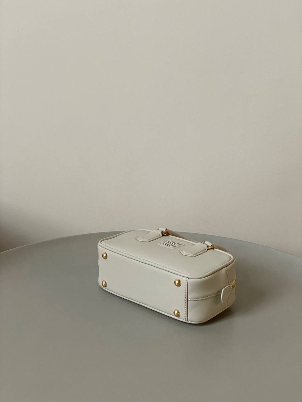 🈶粉笔白小号， 𝗠𝗶𝘂𝗠𝗶𝘂保龄球，大爆款 这只太火了！贯穿了我所有的OOTD 又乖又奶又酷简直要焊在身上的程度！想要一只包搭子，必须得是你啊！！拎着它出现，姐妹绝对夸你很会买 是反复心动的小情包啊，时髦感爆表了 手拎斜挎都可以，大小日常都刚好 霸占了整个时尚圈的当红辣子鸡 真的不够卖不够卖啊啊啊 迷你：19×10×5cm #F0011m 小号：22x10.5x7.5cm 大号：27x12x9cm