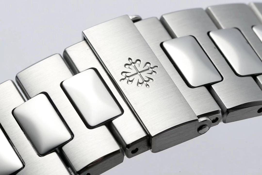 新晋 “钢王”百达翡丽Ref.5726/1A Nautilus系列年历腕表正式上位！😍🌟🔥鹦鹉螺全系列一贯设计的旋窗造型表壳，PPF与正品工艺一致的采用锻纹修饰和抛光工艺处理构成鲜明对比，1:1还原了正品每个细节。盘面深邃蓝色并装饰有水平横纹浮雕图案颜色从中央向四周扩散，星期月份双视窗和日期窗黑字白底辨识度高，24小时显示盘附带月相十分高雅，整体给人的感觉是独特又优雅，是最美的鹦鹉螺之一。背面蓝宝石镜面，搭载PPF独家研发的324S QA LU 24H/303自动一体机械机芯，21K的大金陀让上链效率更高，红宝石轴承日内瓦纹下方的鱼鳞纹精致无比，机芯打磨依旧是业内标杆级别。作为PPF首款年历腕表能正确辨别出大小月，每年只需要在3月1日调节一次日期即可。