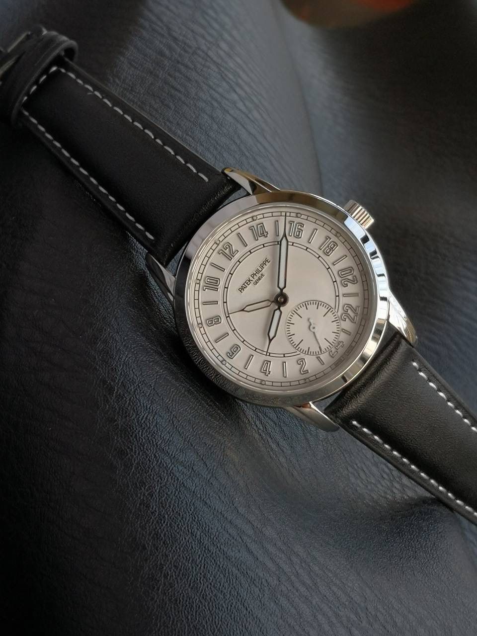 百达翡丽复杂功能系列5224R-001重磅登场，复杂时计腕表，以超复杂的工艺技术打造休闲运动腕表。 机芯采用复刻版31-260 PS FUS 24H自动上链机芯，在实现外观的逼真前提下，功能一并完美诠释。 改装大师独立制表人，倾情参与定制改装表盘颜色，给予独一无二的腕表增添有趣的灵魂！ 匠心力作 欢迎各位表友品鉴！