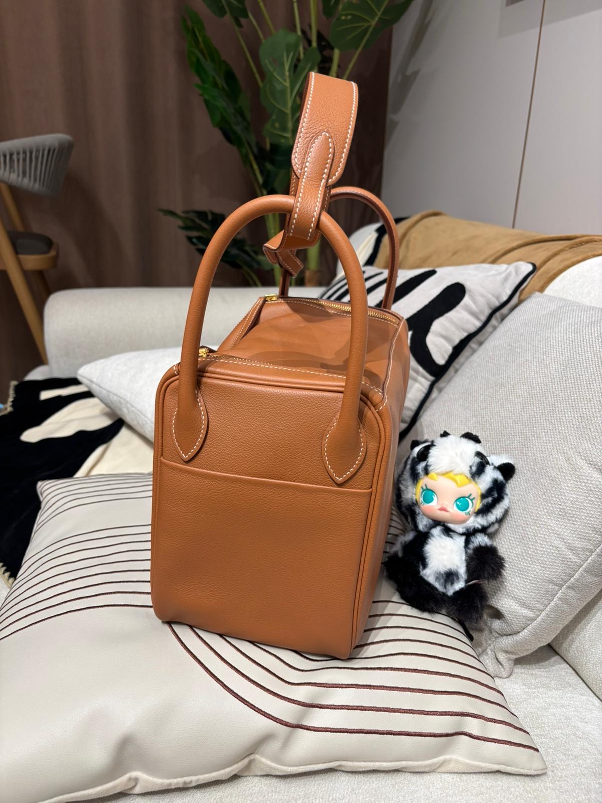 Hermes Lindy 30,STAMP D ,金金 W ercolor 牛皮 100%Authentic ,99%New ✅塵袋✅rain coat ✅box