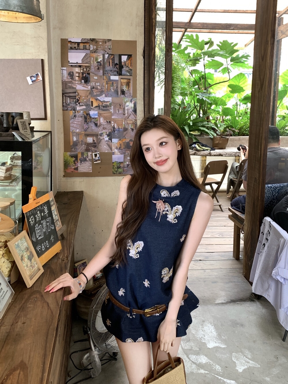 日常感重工刺绣夏季天丝牛仔上衣背心(配腰带,胸针) Sleeveless High Neck Embroidered Denim Top with Belt and Bag coming