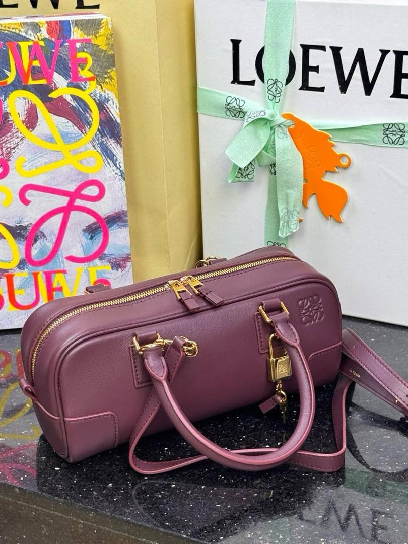 🎈𝗔𝗺𝗮𝘇𝗼𝗻𝗮 23 𝗖𝗿𝗼𝗽𝗽𝗲𝗱保龄球包 ——【杨幂同款‼️独家新品】 尺寸：𝟮𝟯-𝟏𝟏-𝟏𝟎𝗰𝗺 编码：012404 【配全套礼盒】 ❤️采用超柔纳帕小牛皮•延续标志性𝘈𝘮𝘢𝘻𝘰𝘯𝘢标识搭配小挂锁🔒作为新图标•重塑为修长法棍比例。 ❤️外部双拉链设计•搭配可调节可拆卸的长肩带•多样化背法😎容量大•小巧包型为当下时尚之追求。