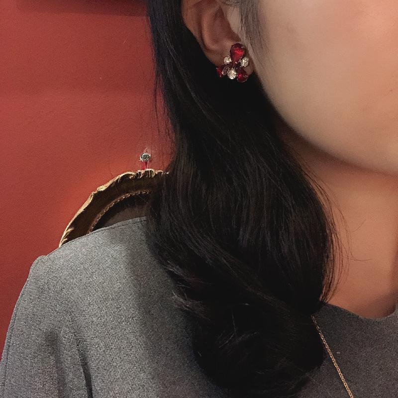 1950s Vintage Ruby Red Rhinestone Triangular Shaped Screwback Earrings (NA0441)