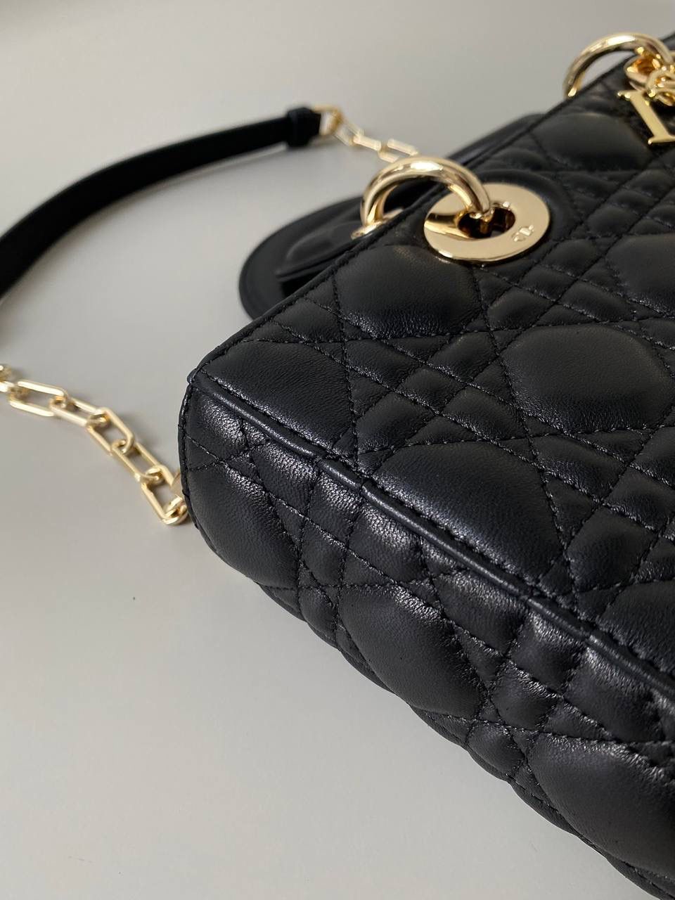 黑色🖤 𝗗𝗶𝗼𝗿 𝗗-𝗝𝗼𝘆 𝗯𝗮𝗴羊皮 时尚果然就是轮回，回归了一把中古戴妃 长方包形，短链条➕细长肩带直接封神！！ 复古时髦感超强，真是什么场合都可以把住 绝对是lady中的天花板了，强势出圈啦姐妹们❤️‍🔥 中号 - 26 x 13.5 x 5cm 小号 - 22.5 x 12 x 5.5cm