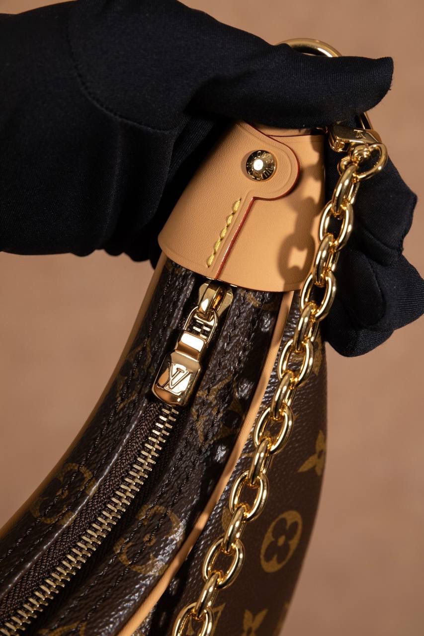 LV豌豆包🎀 这款 LOOP 手袋 灵感来自 LV 档案里的 Croissant 手袋， 在 2022 早春系列 推出～ 半月形＋法棍包造型， 背上身真的很有型，很时尚 😍 包型小巧但很贴身，走路都会跟着身体动，很好看～ 前面还有 拉链口袋 + LV Circle 拉链头， 细节控一定会爱 ❤️