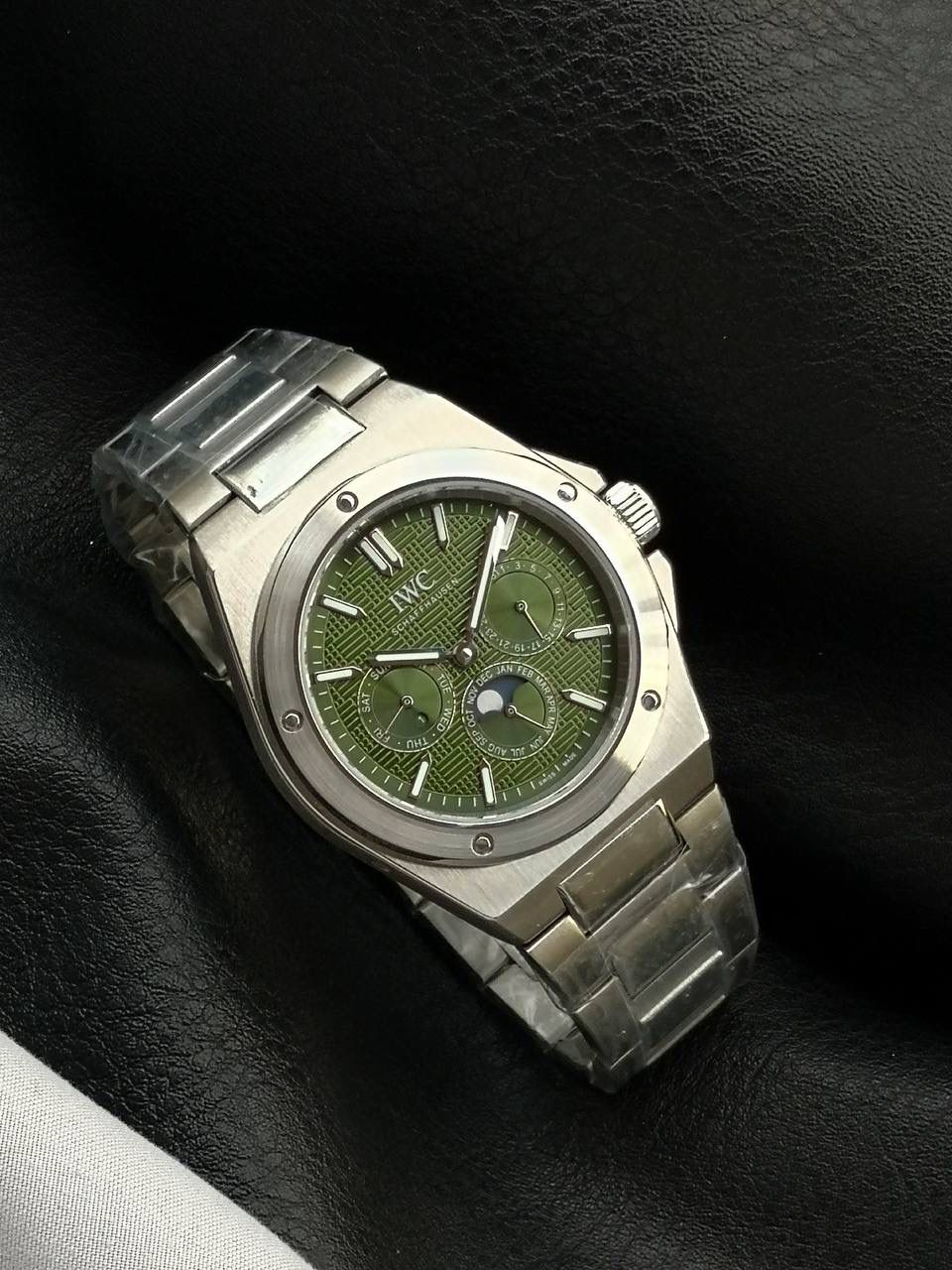 万国工程师系列万年历腕表，复刻界最复杂的腕表，所有功能同步原装，所有功能调节通过把头控制. 1⃣️【功能介绍】3点钟位置显示日历，9点钟位置显示星期，6点钟月份月相指针显示。 2⃣️【做工精细】外壳采用原版同样的三件套结构，中间拉丝，上下壳为抛光，镜面采用高成本的锅盖形蓝宝石，使其质感提升。 3⃣️【机芯性能】尺寸41.6mm,机芯采用天津机芯改82600，高效稳定，动力时间长达72小时以上，进行加装复杂的万年历模块，而且同步所有功能实现同步原装通过把头调节。 4⃣️【⚠️注意事项】由于万年历模块十分复杂在出货前都会调准时间，客户收到直接上链上手佩戴即可，⚠️请不要轻易乱调，由于机芯加装升级功能，调节需慢慢按调。